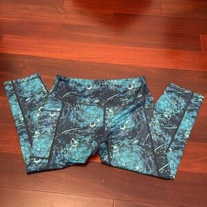 CVG NEW Capri Leggings Size Medium SPACE
Constantly Varied Gear